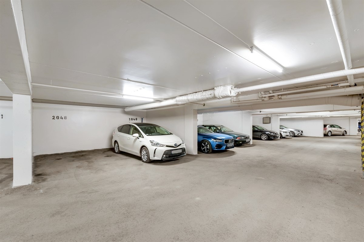 Garasjeplass i felles, lukket garasjeanlegg følger boligen ved salg. Gjesteparkeringer på borettslagets tomt. Galleribilde