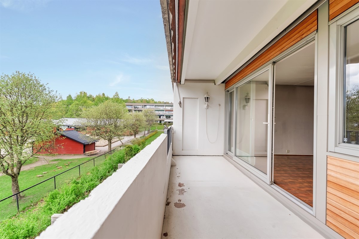 Balkongen er et stort høydepunkt! Her kan du virkelig lene deg tilbake å nyte stillheten etter hektiske hverdager. Solen har du til sent på kveld. Galleribilde