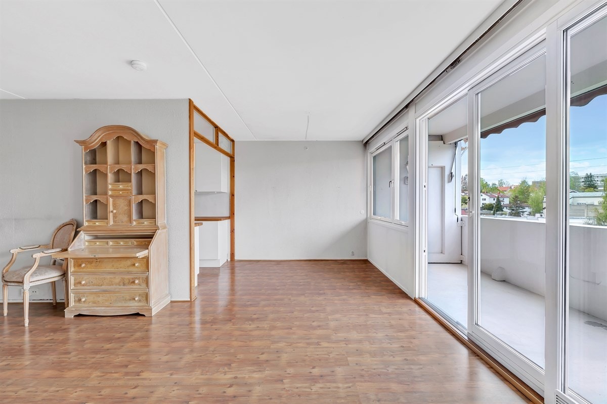 Svært gode vindusflater samt utgang til balkongen gir rikelig med naturlig lysinnslipp. Galleribilde