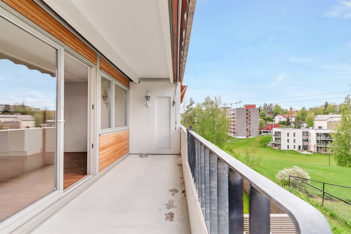 Boligen har en fin intern beliggenhet i borettslaget. Balkong på ca. 10 kvm med gode solforhold til sent på kveld i usjenerende omgivelser med flott utsyn. Galleribilde