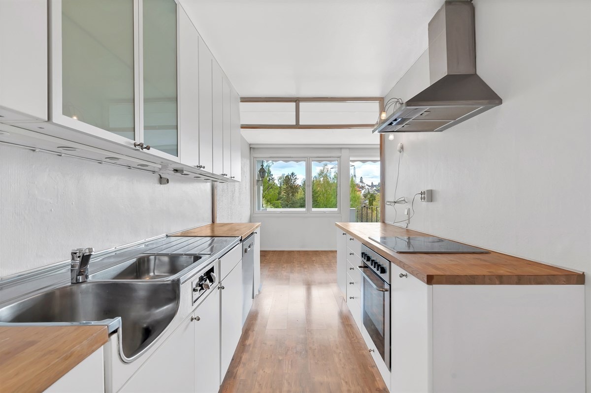 Medfølgende hvitevarer som platetopp, komfyr og oppvaskmaskin. Galleribilde