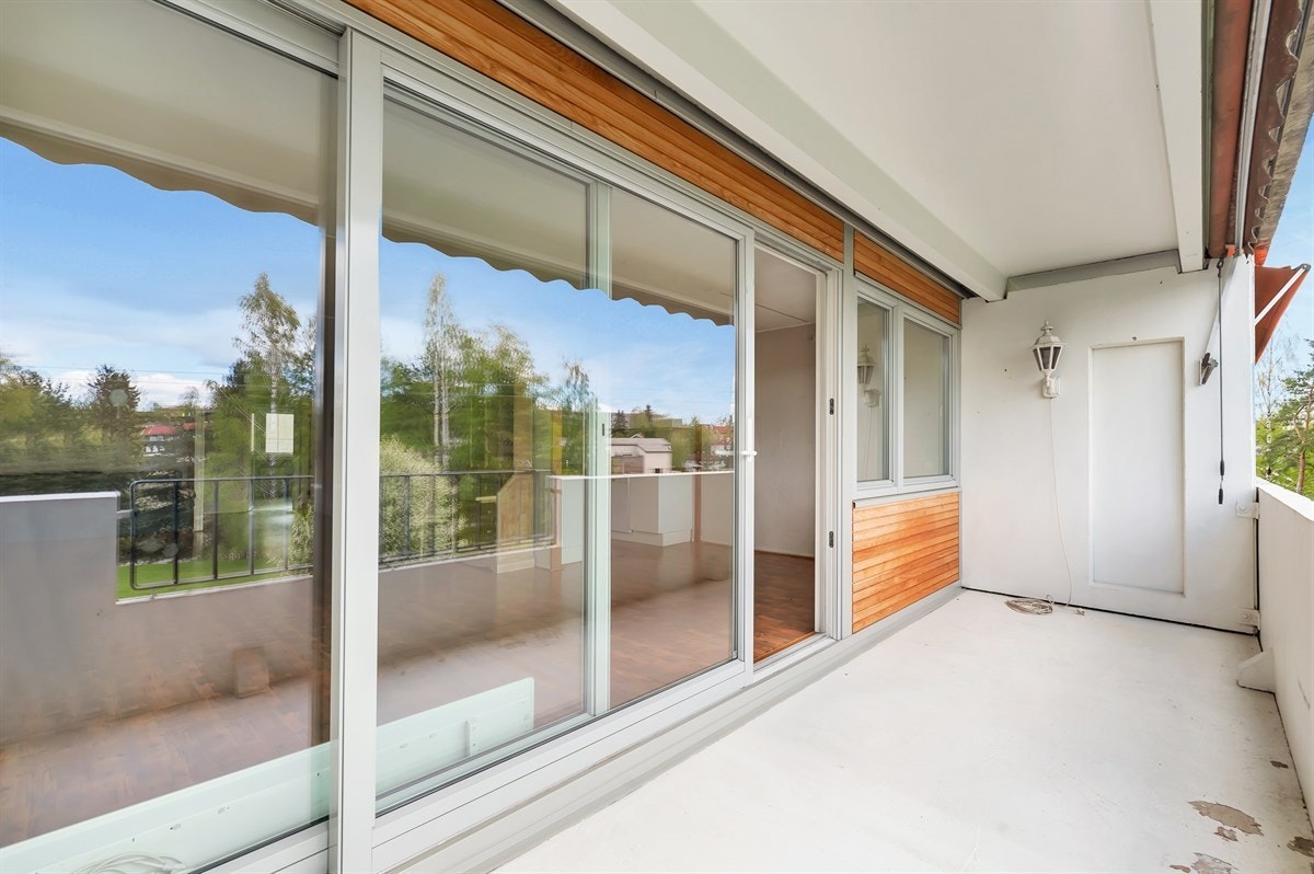 Borettslaget tillater grilling med elektrisk grill, så en bedre middag ute på fine sommerdager er absolutt tilstede. God plass for utemøblement. Galleribilde