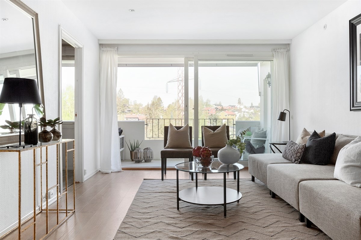 Stuen har store vindusflater som slipper inn rikelig med naturlig lys. Galleribilde