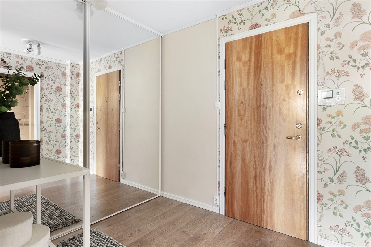 Garderobeinnredning med speil skyvedører i entré. Galleribilde