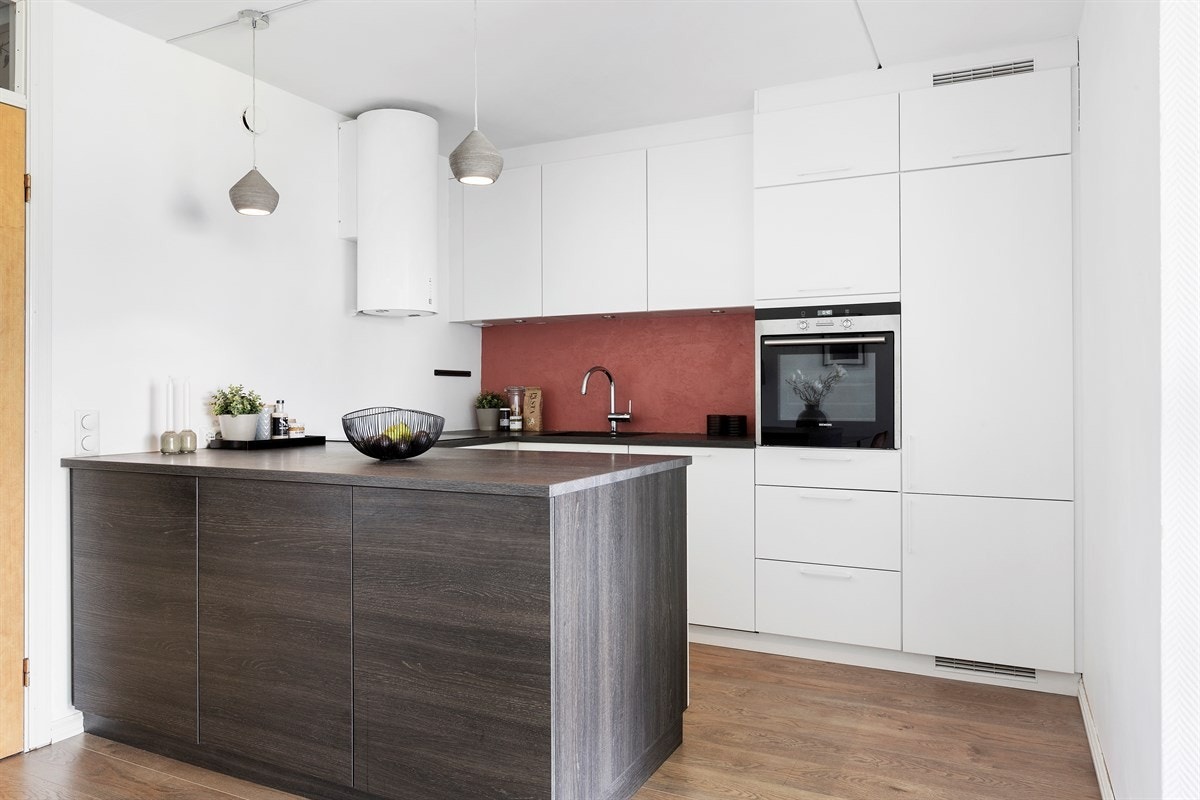 Kjøkken med god skap- og benkeplass. Galleribilde