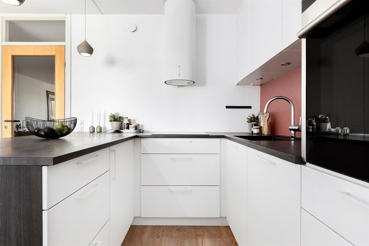 Kvik kjøkkeninnredning fra 2014 med hvite og brune folierte fronter, bardiskløsning, laminert benkeplate, ettgrepskran med uttrekkbar tut. Integrert oppvaskmaskin, kjøl/frys og komfyr med induksjon koketopp. Galleribilde