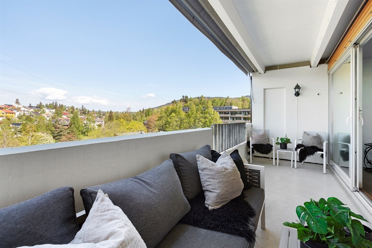 Solrik veranda på 10 kvm med ulike soner for møblering. Galleribilde