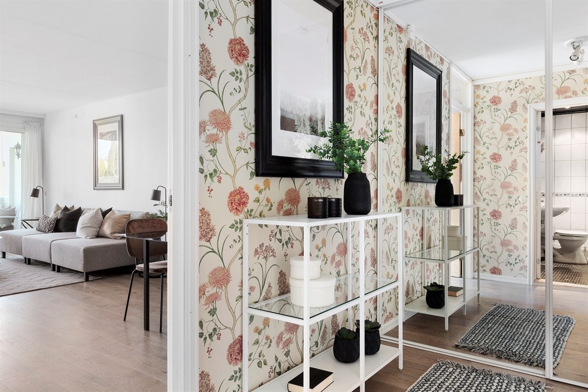 Lys og innbydende entré med plass til oppbevaring av sko - og ytterbekledning Galleribilde