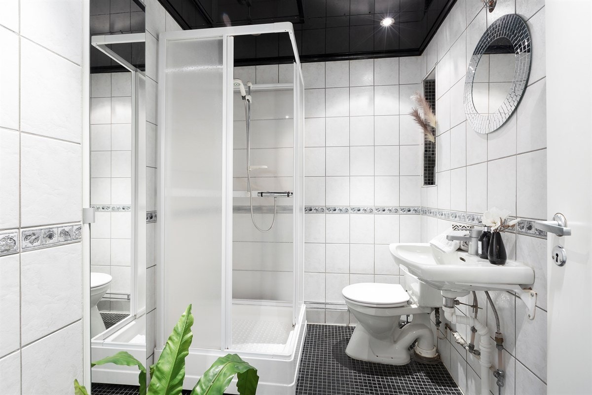 Flislagt bad av god størrelse. Galleribilde