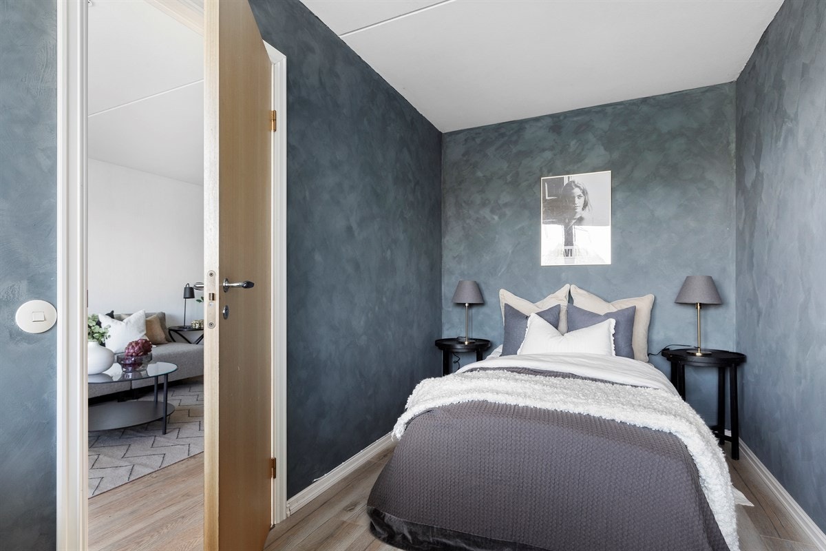 Soverom av god størrelse med muligheter for oppbevaringsmøbler. Galleribilde