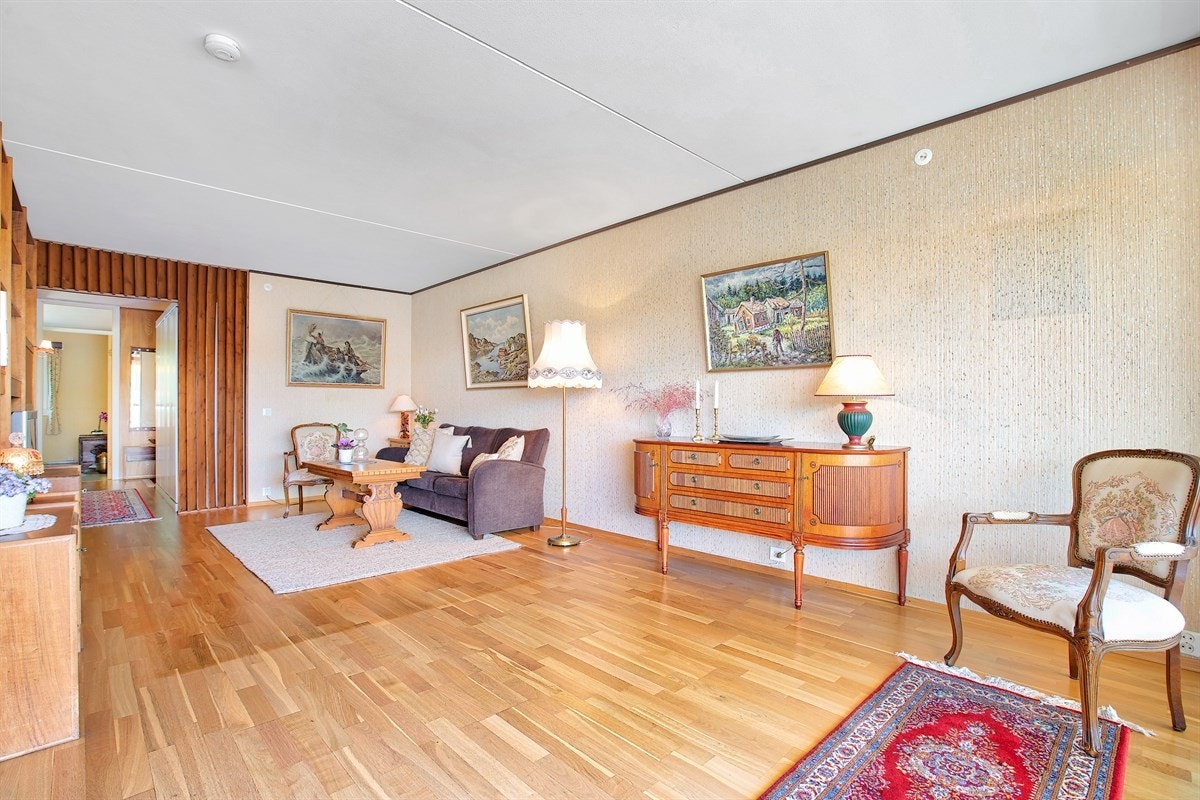 Stor og lys stue med god atmosfære Galleribilde