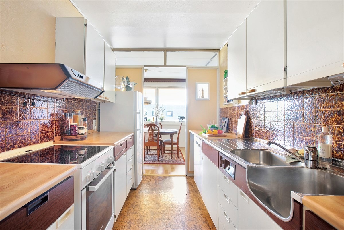 Kjøkken i delvis åpen løsning mot spisestue/stue Galleribilde