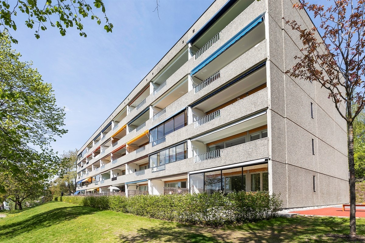 Verandaen ligger solrikt til, vendt mot sydvest. Leiligheten er i 2. etasjei bygget Galleribilde