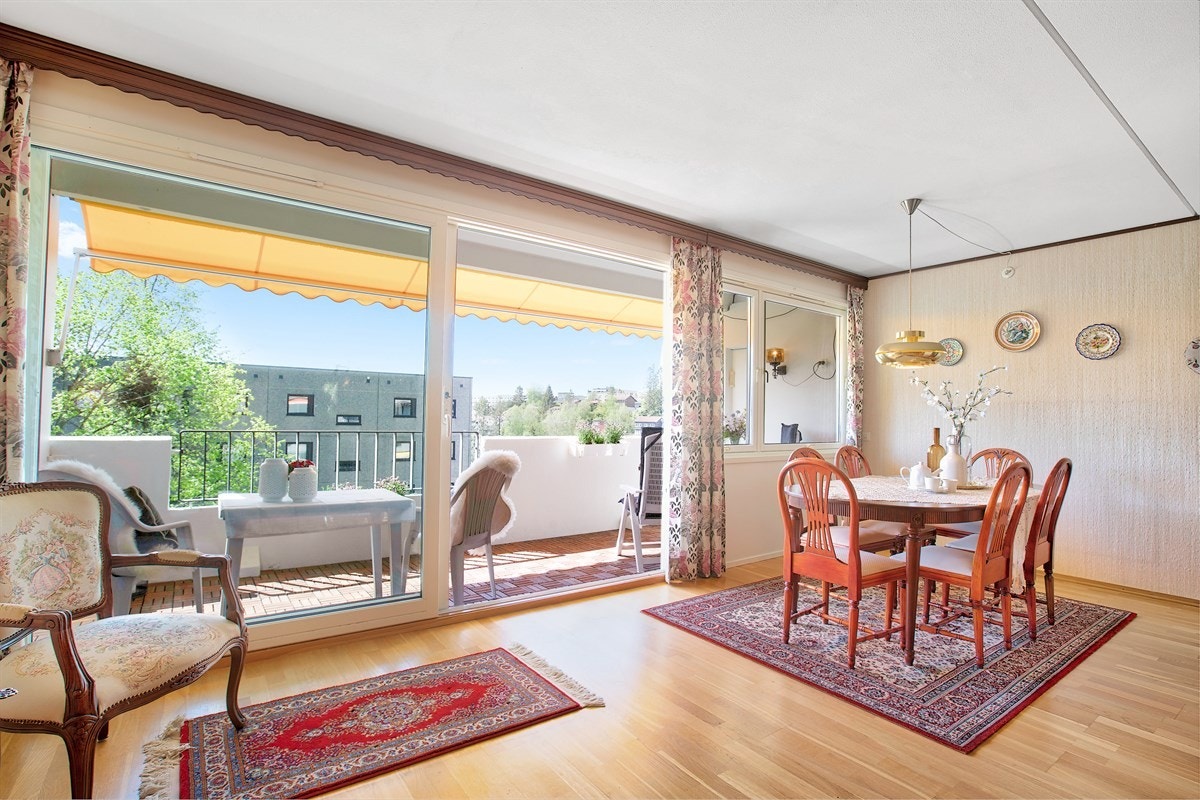 Utgang fra stuen til veranda, med flere muligheter for møblering Galleribilde