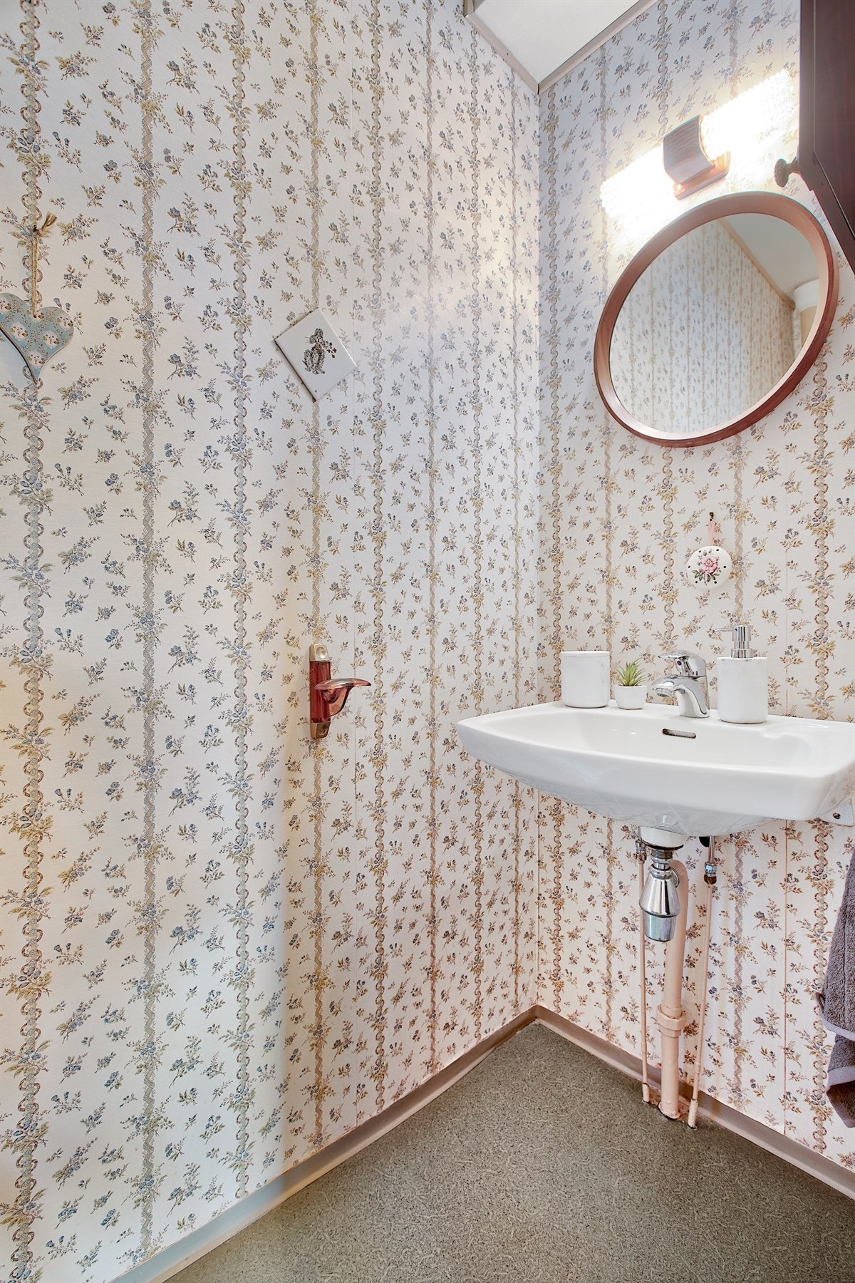 Separat toalett, liggende mellom bad og vaskerommet. Flere har gjort dette til et stort bad Galleribilde