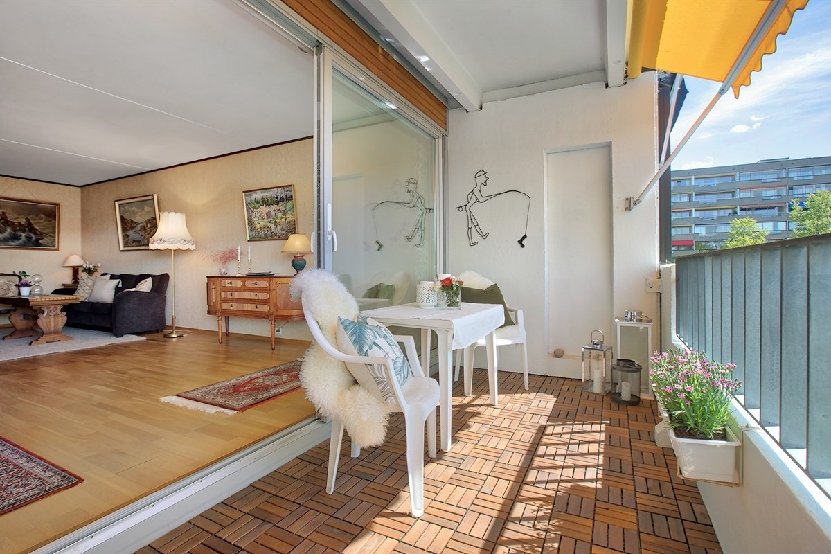 Her kan du nyte god solforhold, på verandaen som er vendt mot rolige felles områder Galleribilde