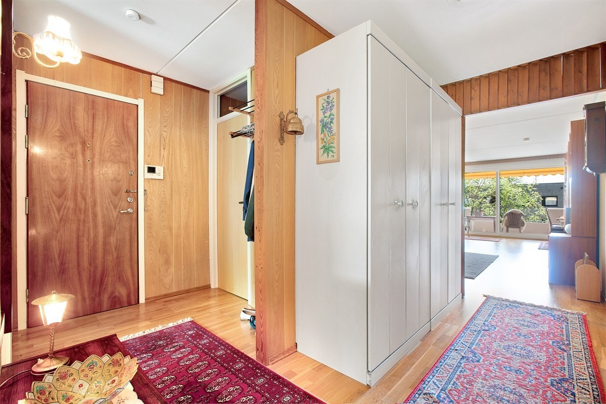 Romslig entré/gang med stor, innvendig bod Galleribilde