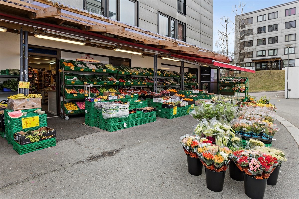 Samt, Frukt- og grønthandel med godt utvalg Galleribilde