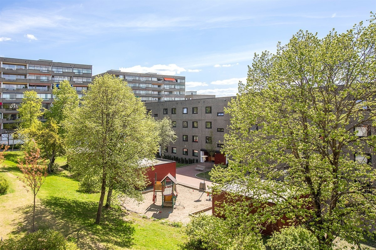 Barnevennlig med store lekearealer og trygge omgivelser med bilfrie interne veier Galleribilde