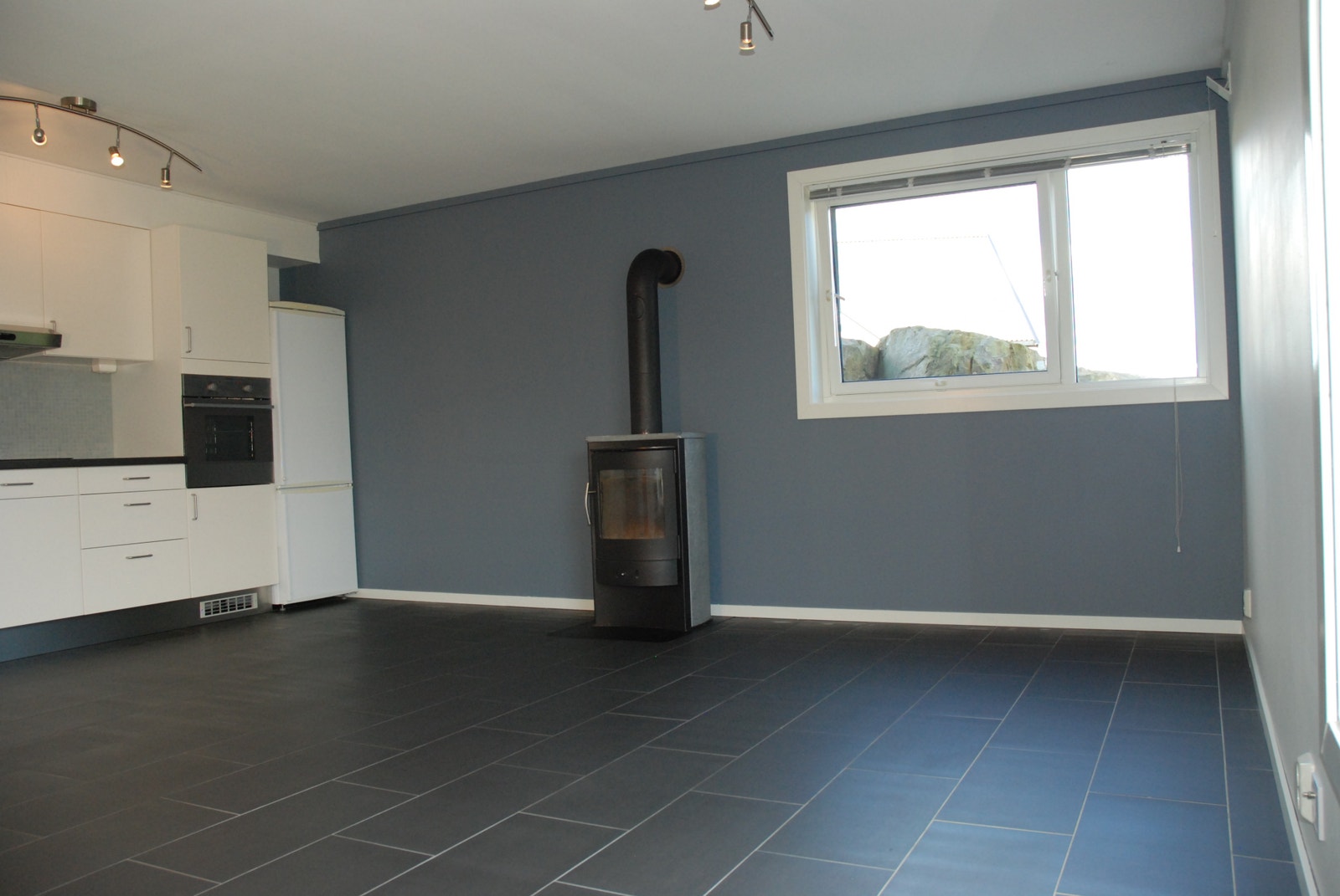 Peisen er et sentralt element i stue/kjøkken Galleribilde