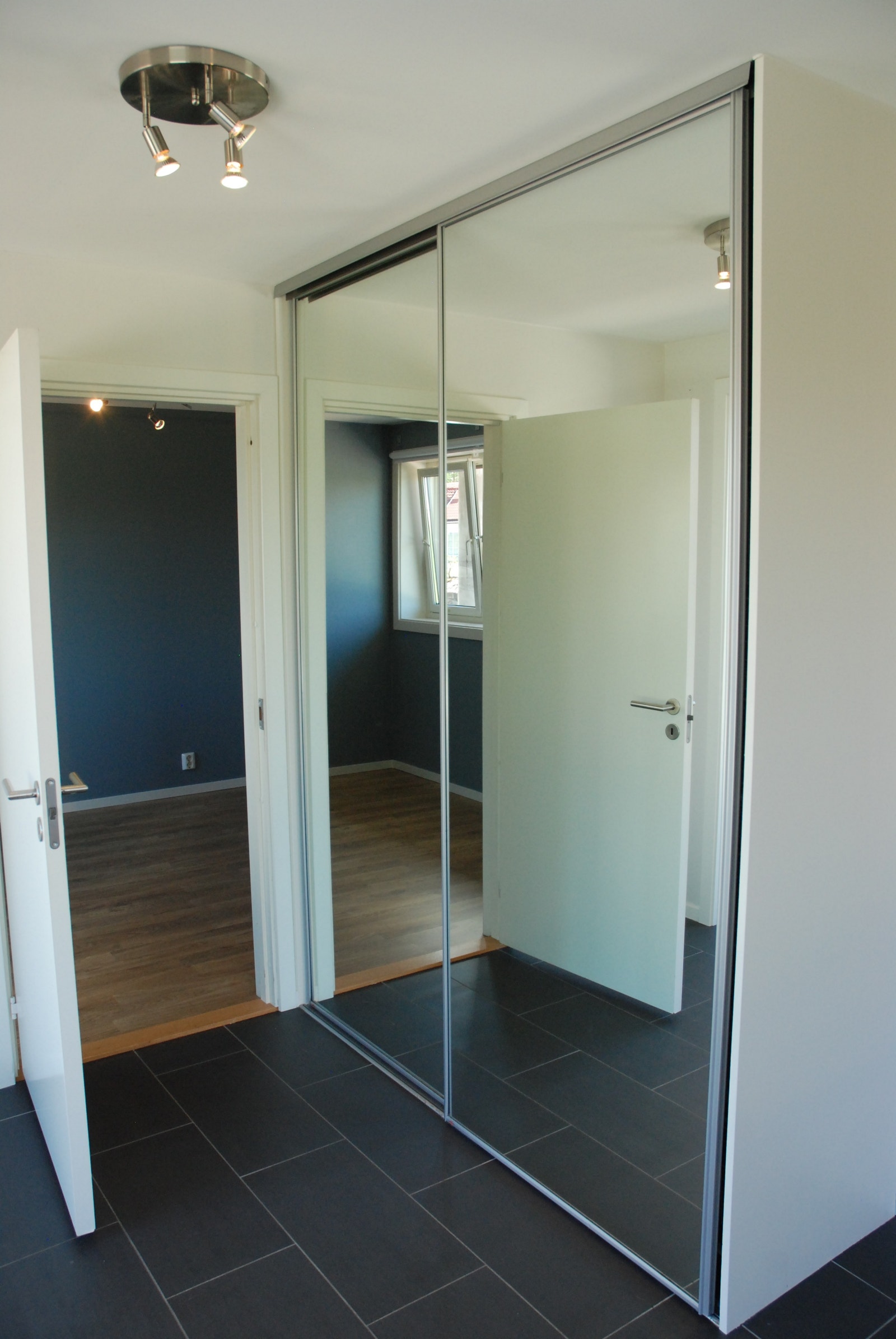 Garderobeskap med speildører Galleribilde