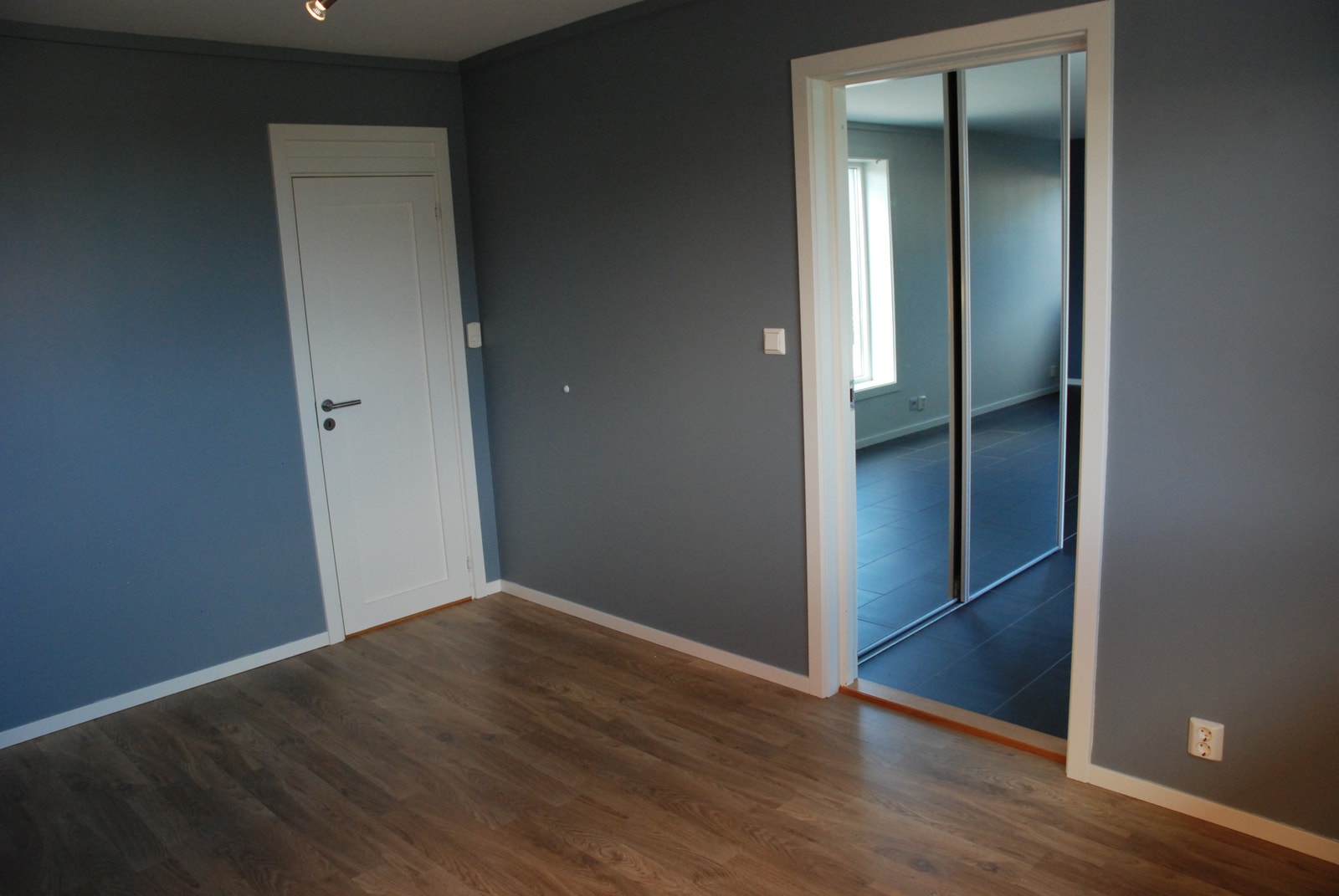 Dør til egen innvendig bod på soverommet Galleribilde