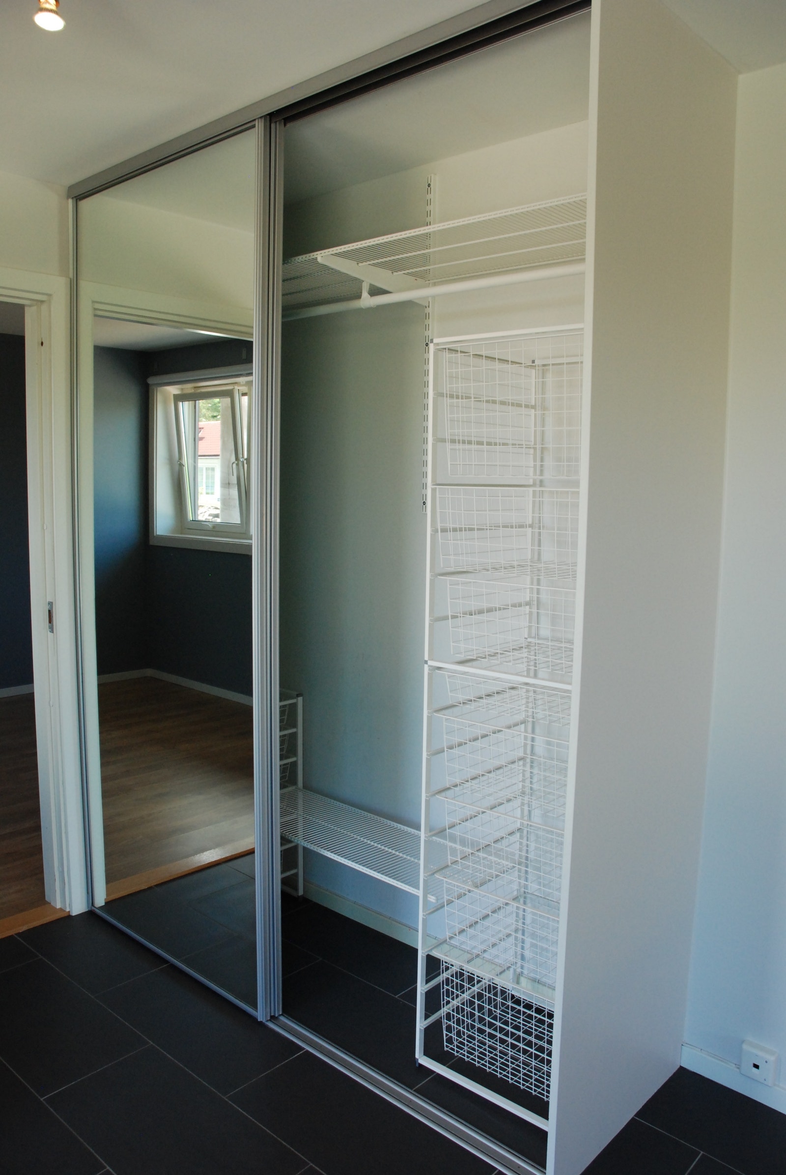 Garderobeskap med god plass Galleribilde