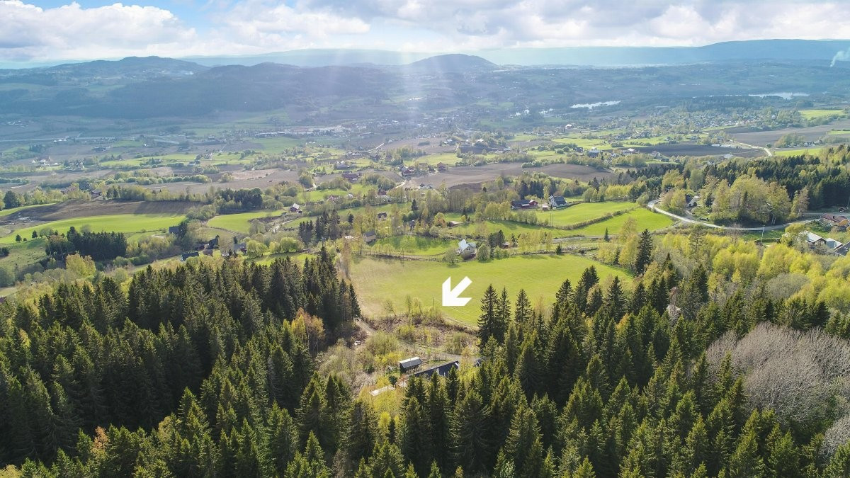 Flott tomt beliggende idyllisk til helt i skogkanten med utsikt utover store sletter og jorder