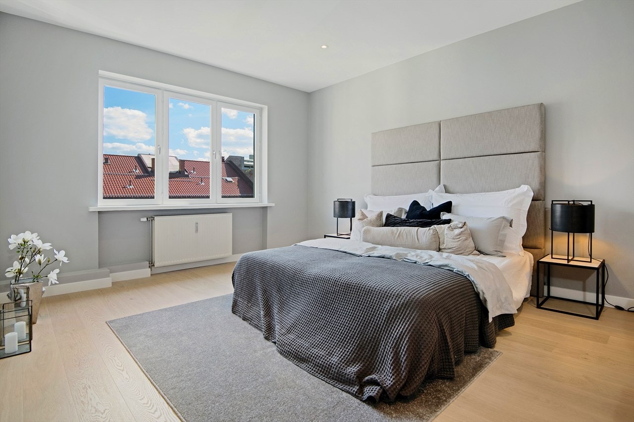 Stort og fint hovedsoverom med god plass til garderobeskap og dobbeltseng Galleribilde