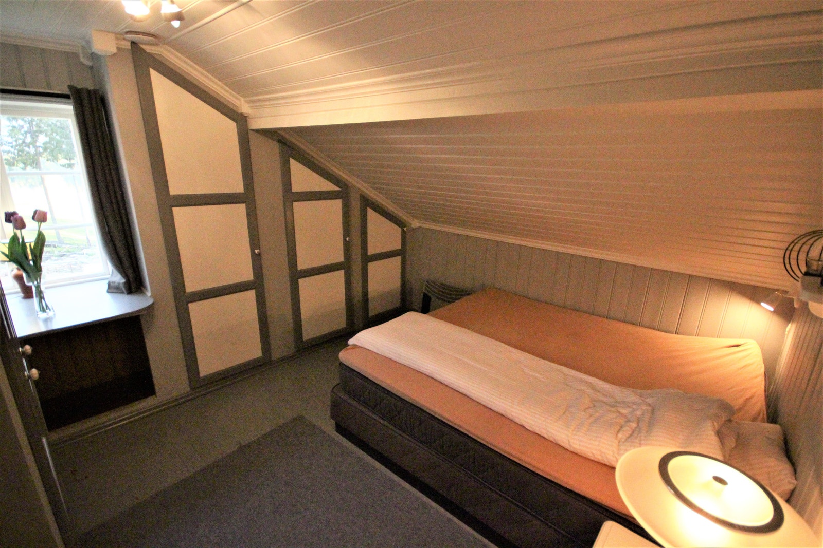 Soverom med mye skapplass Galleribilde