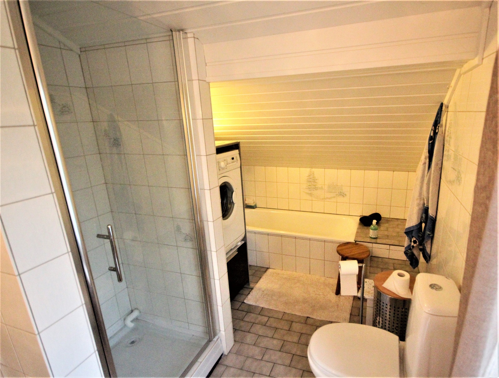 Toalett, dusj, badekar og vaskemaskin Galleribilde