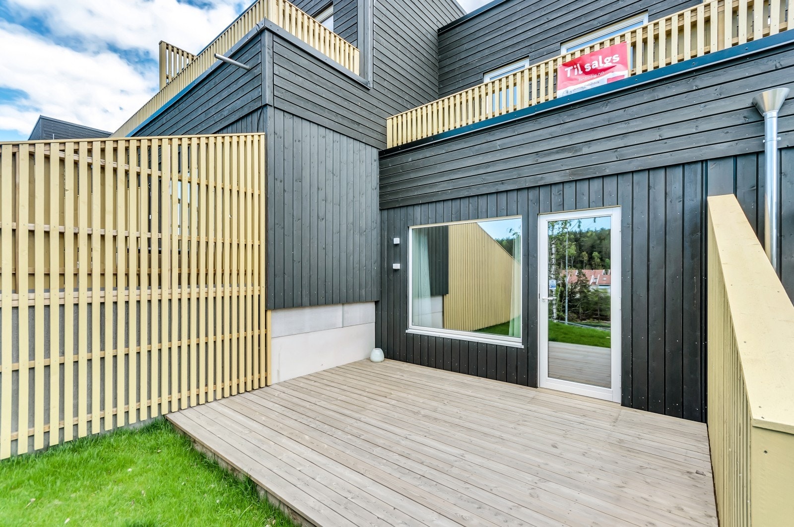 Boligen har vestvendt terrasse. God plass til utemøbler og grill Galleribilde