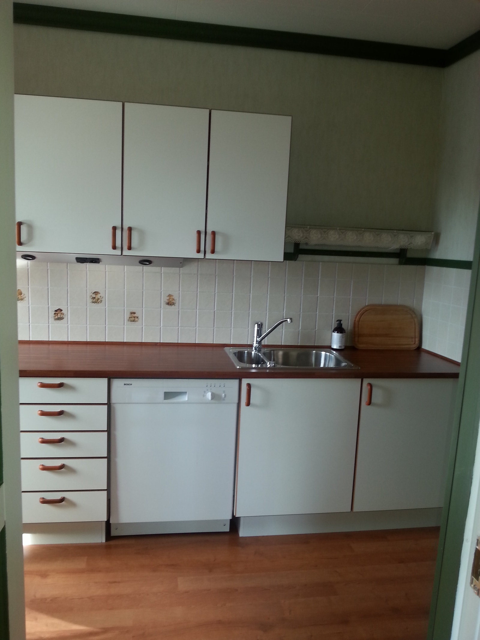 kjøkken med oppvaskmaskin og mikrobølgeovn Galleribilde