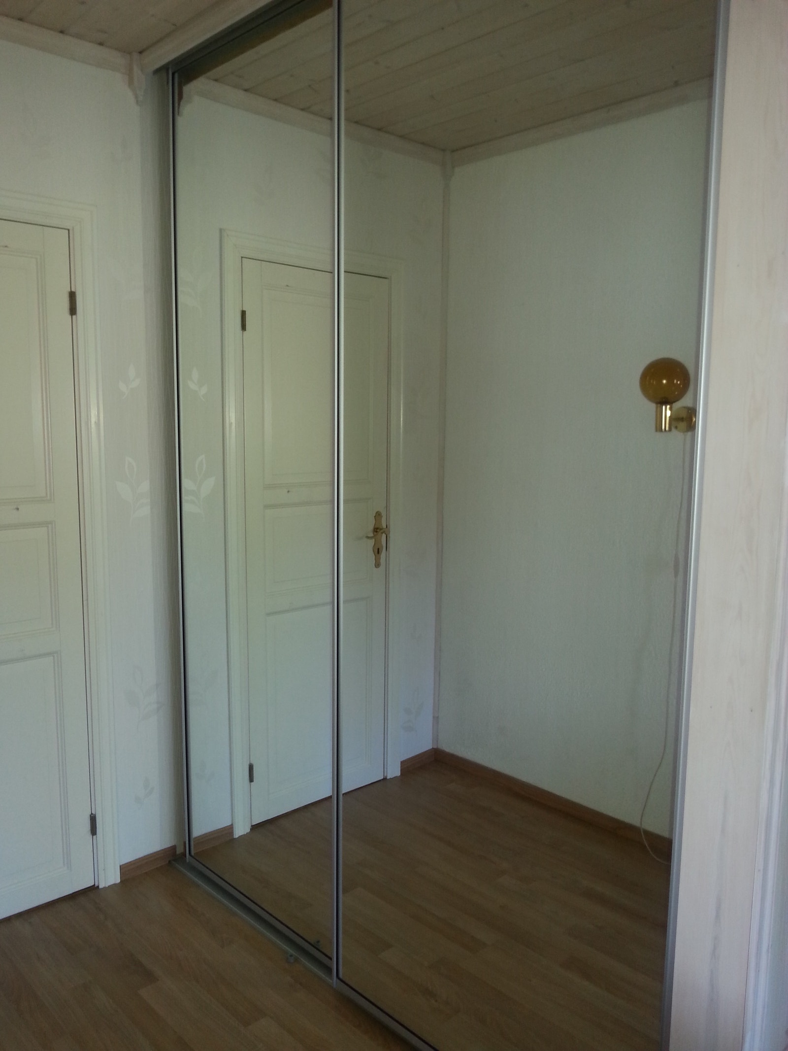 skyvedør skap i gangen inni i leiligheten. Galleribilde