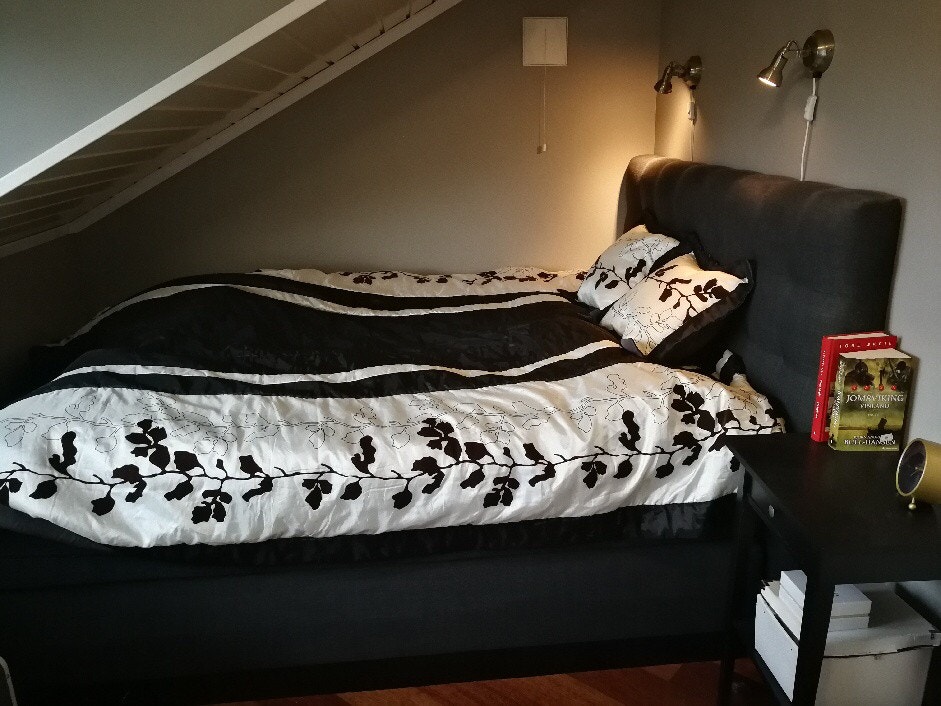 Hvert soverom har pass til dobbeltseng, pult og leke/stol plass. Det er også store garderobeskap i begge soverom Galleribilde