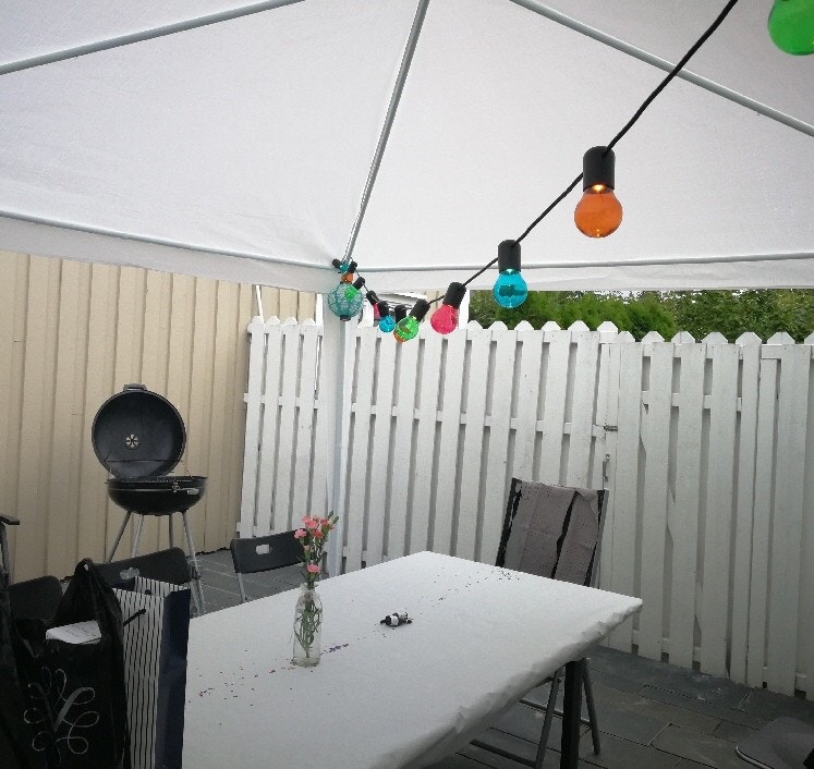 Stor terrasse med utetelt og utemøbler inkludert Galleribilde