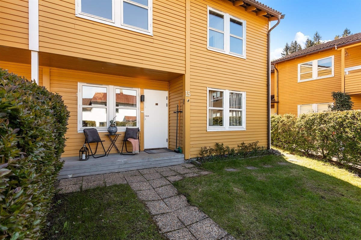 Velkommen hjem! Det er også en mindre hage på fremsiden av boligen som vender ut mot rolig tun Galleribilde