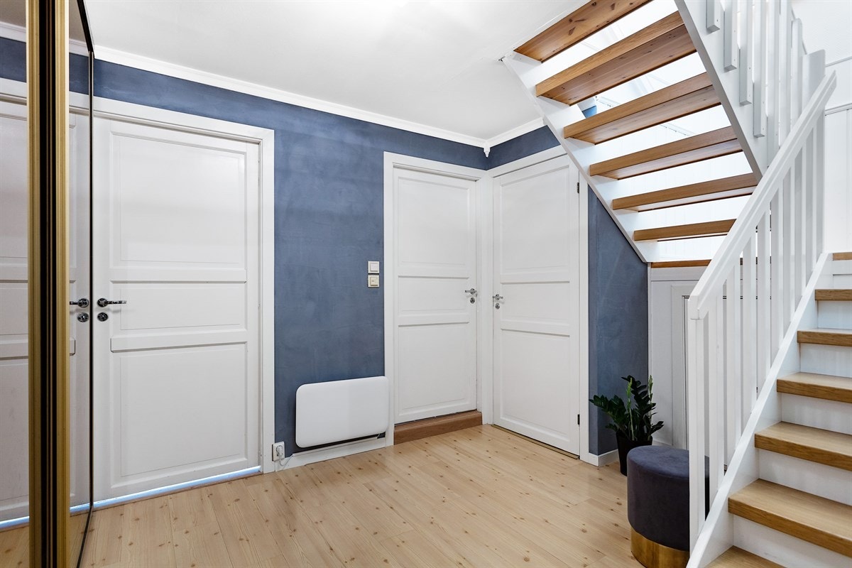 Hall med mye skapplass, og ny innebygget lagringsplass under trappen Galleribilde