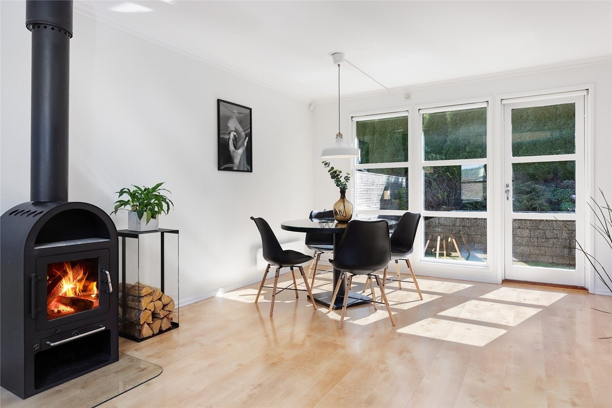 Det er god plass til spisestue møblement og rommet har utgang til hagen og stor terrasse Galleribilde
