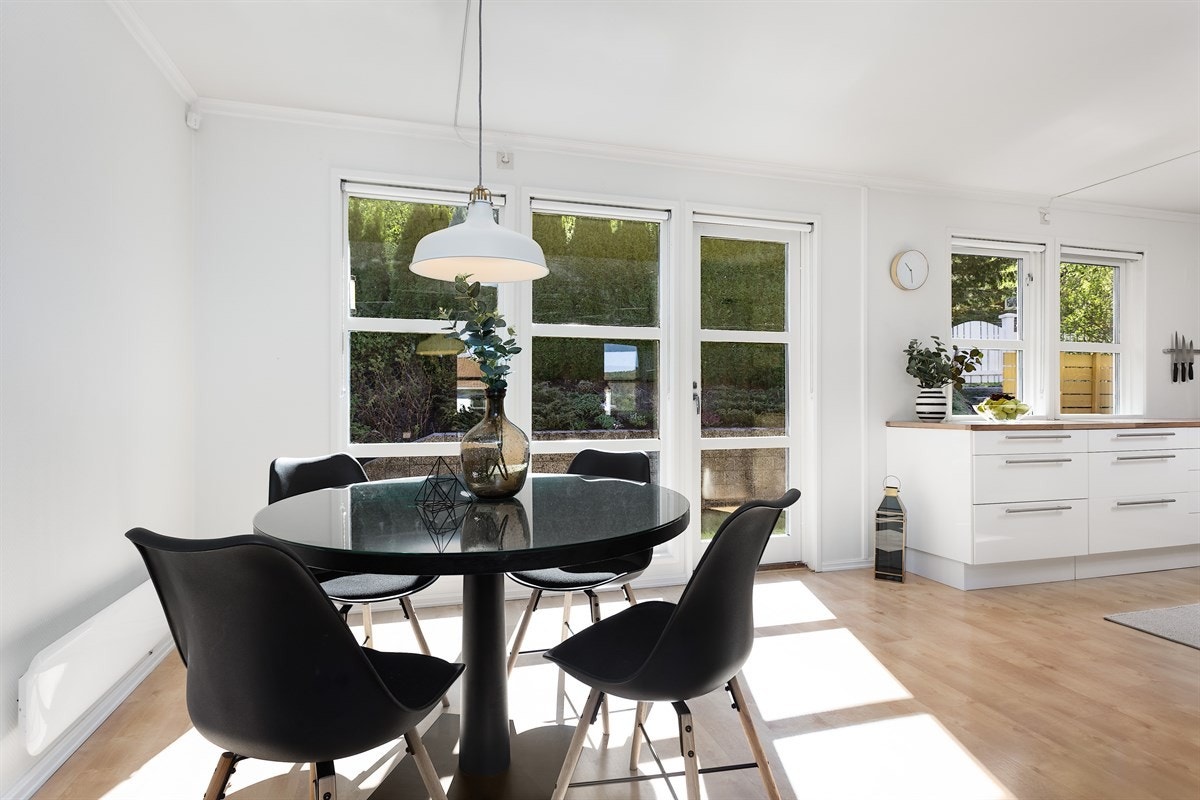 Fra stuen i 2 etasje har man utgang til flott hage og stor solrik terrasse med flott utsikt Galleribilde