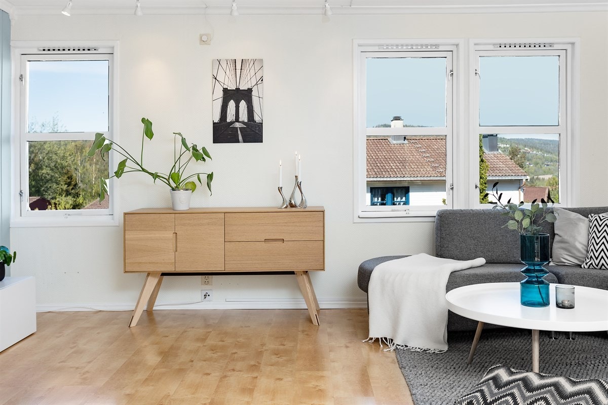 Store vindusflater åpner rommet og gir godt med naturlig lys Galleribilde