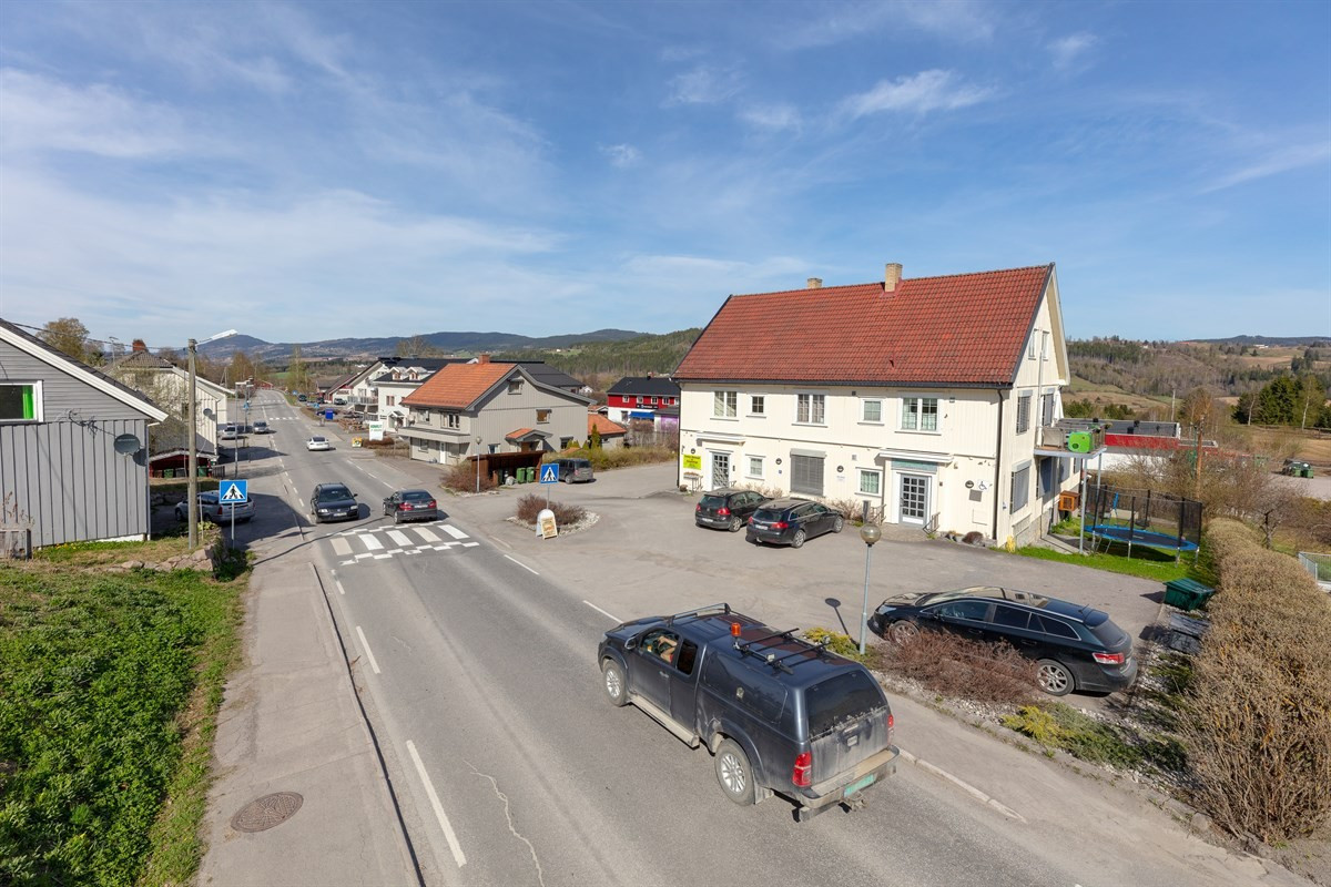Leiligheten ligger midt i sentrum av Lunner. Kort vei til alt du trenger i hverdagen. 5 minutter til toget.