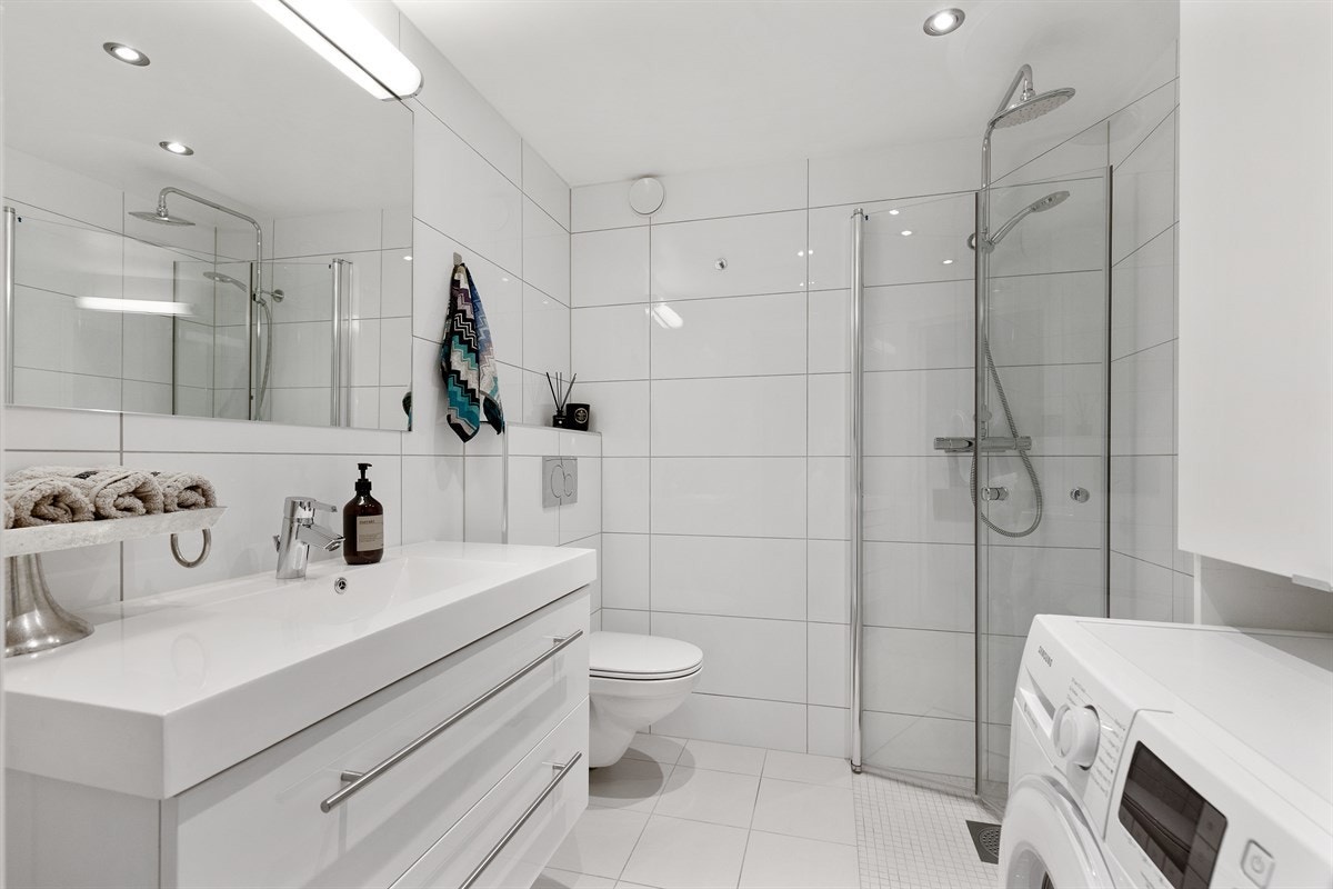 Flisalgt bad med varmekabler og downlights. Opplegg for vaskemaskin. Galleribilde