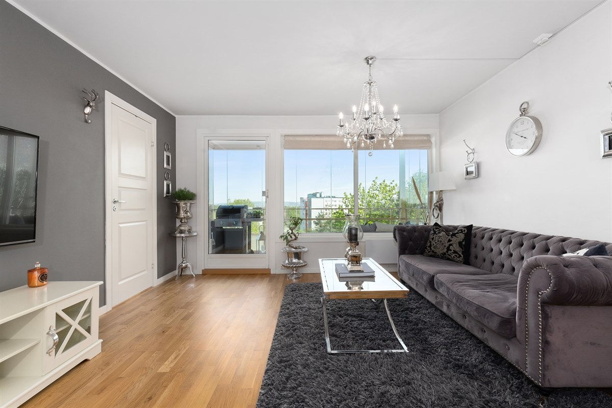 Stue med adkomst til balkong. Galleribilde