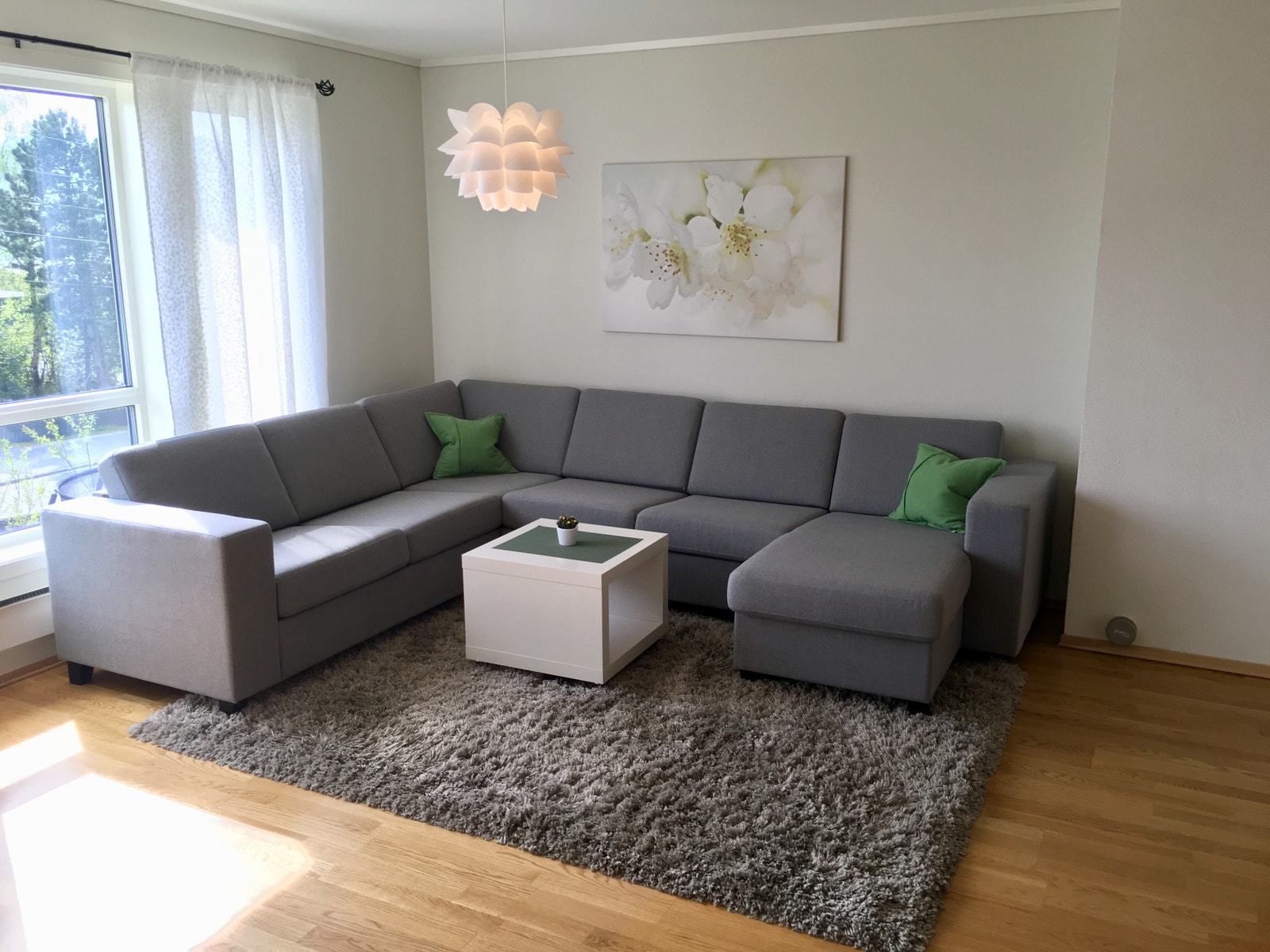 Stor og komfortabel sofa Galleribilde