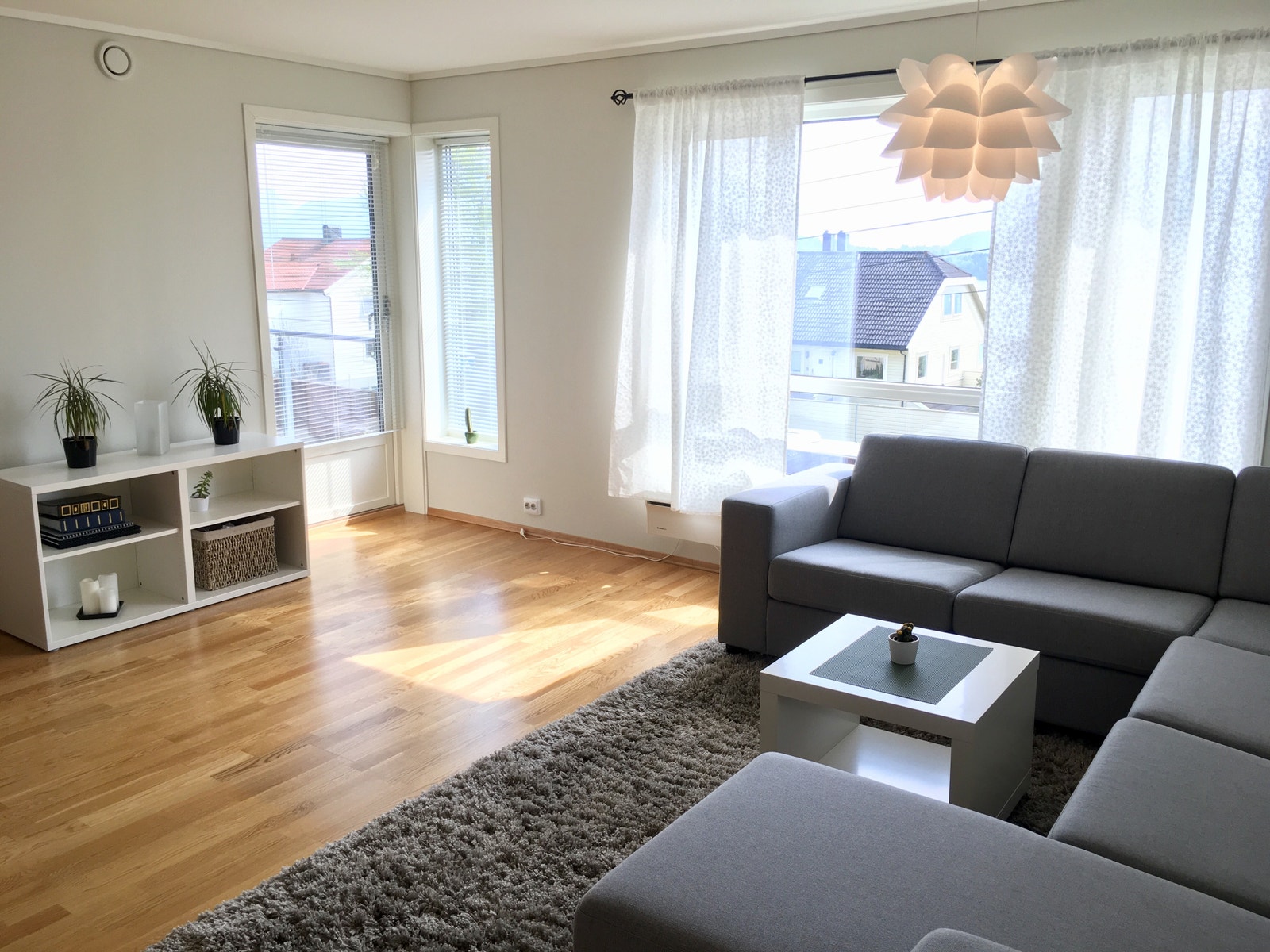 Lys og romslig stue Galleribilde