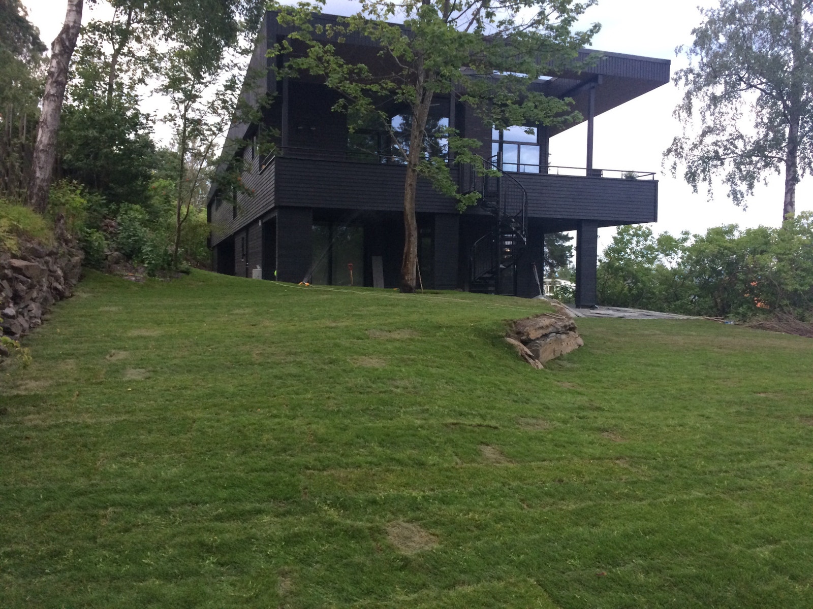 Huset sett fra hage. Hybel til venstre i 1. etg. Galleribilde