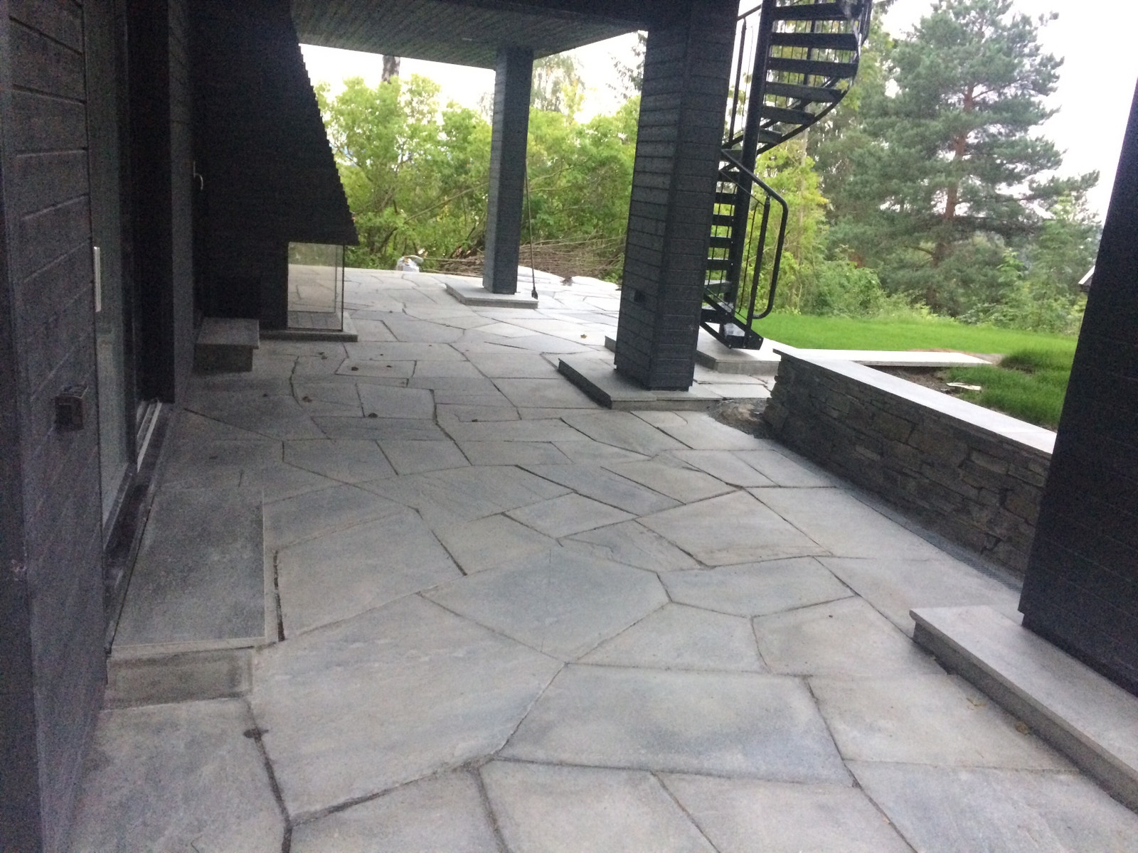 Overbygget uteareal. Fram til midterste søyle på høyre hånd. Galleribilde