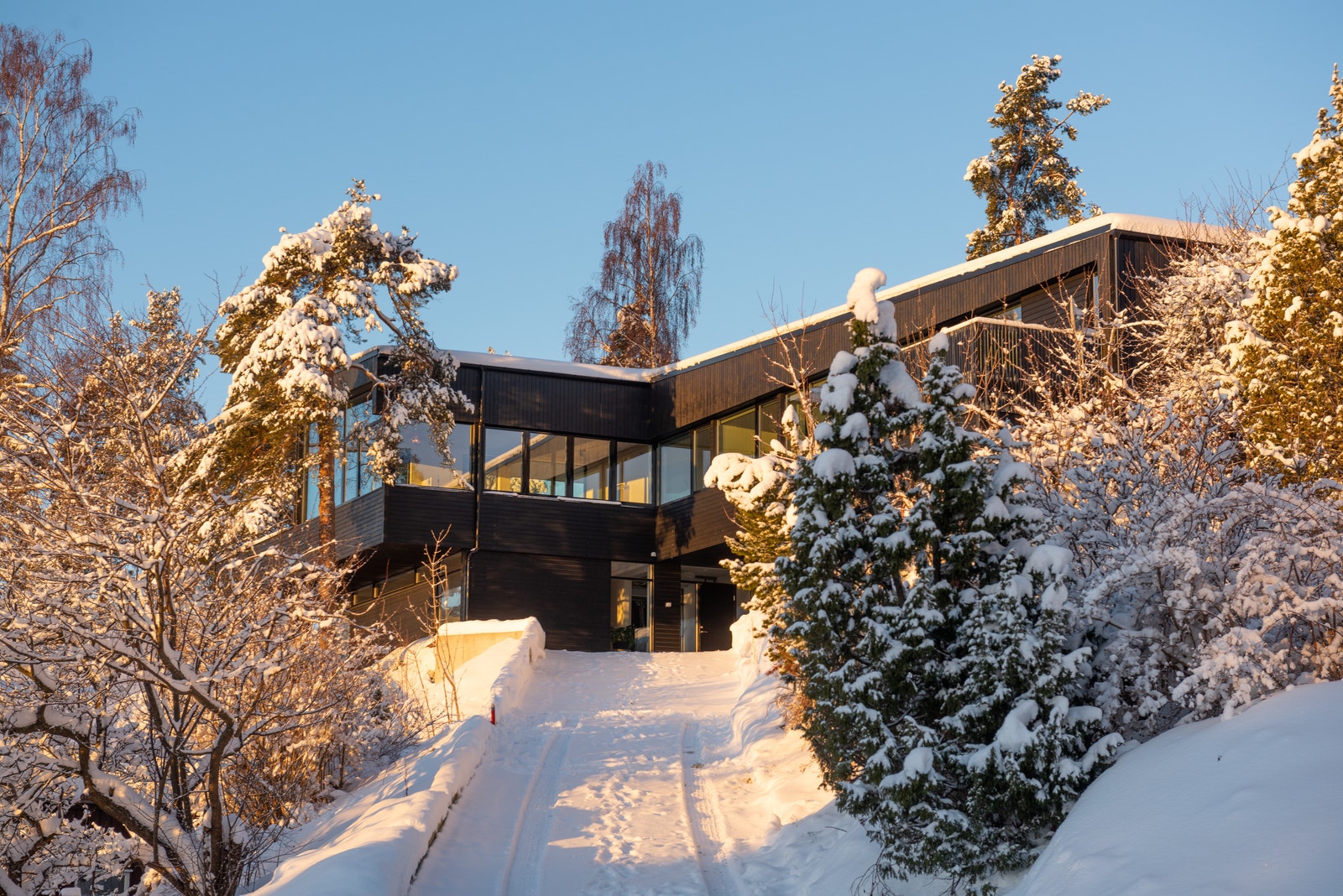 Adkomst, fasade og privat vei sett fra Bjerkelundsveien Galleribilde