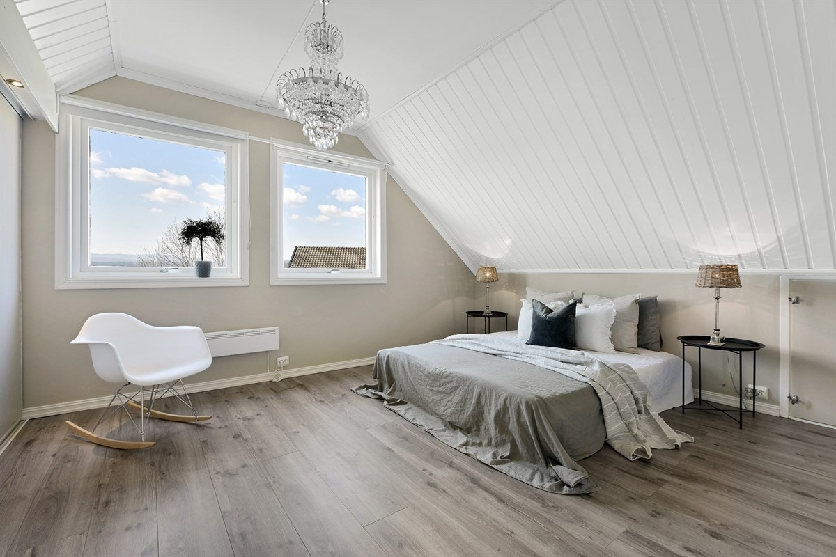 I hovedboligen er det to store og luftige soverom, ett litt mindre et. Galleribilde